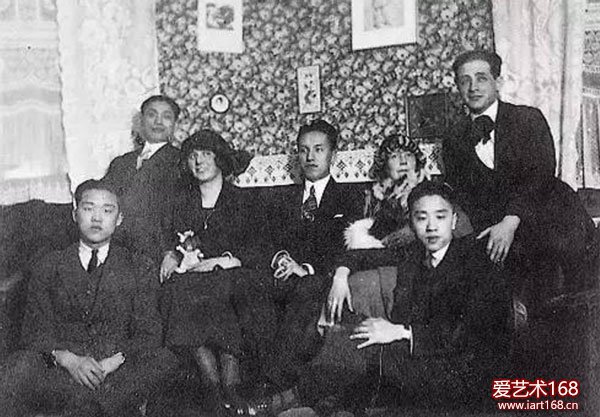 1920年前后的样子，一批留学生响应国内政策，纷纷来到西方学习“先进”文化。那时的巴黎不仅有中国学子，街道上有大量为艺术漂泊的异乡者。毕加索、苏丁、莫迪里阿尼···相比起这些为生活所迫，异常艰辛的漂泊游子，常玉最初的生活称得上惬意。