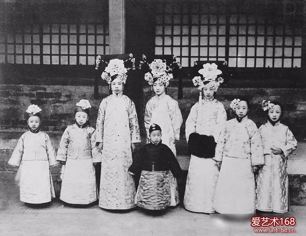 【文化典藏】这就是悬挂于同顺斋墙上的婉容与溥仪弟妹合影，摄于1922年。历史上，成熟摄影术诞生于1839年，仅仅24年后，摄影术就进入了紫禁城。