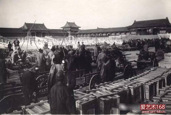 【文化典藏】文物南迁出发前，1933年。1933年，日寇进犯山海关，故宫博物院前后分五批，将一万余箱文物装箱南运避寇，照片所示为十六年漫漫南迁路的始发站——紫禁城太和门广场。