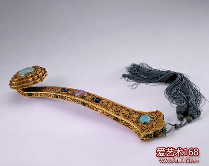 七成金累丝嵌石如意 长33cm.至明清时，以灵芝造型为主的如意更被赋予了吉祥驱邪的涵义，成为承载祈福禳安等美好愿望的贵重礼品。