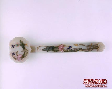 白玉镶嵌荷塘翠鸟如意 长43cm。此如意白玉质，首、柄嵌饰荷鸟图，以青金石镶嵌翠鸟，粉色碧玺嵌荷花，碧玉嵌荷叶，翡翠嵌莲蓬。