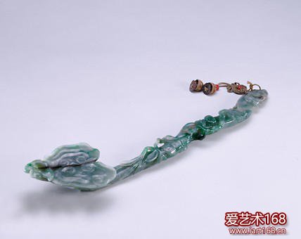 翡翠灵芝式如意 长47.8cm。如此大块的翠如意更是凤毛麟角，弥足珍贵。