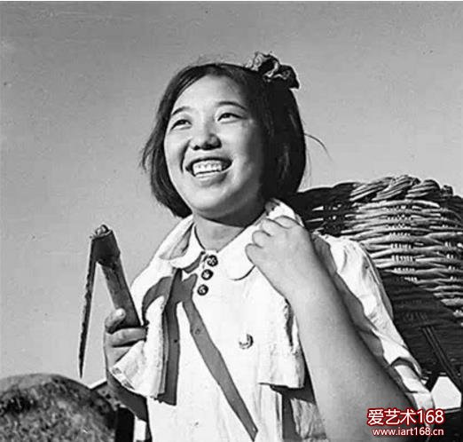 1960—1969。美丽标准：比男人还男人。60年代，美丽女性已经被“铁姑娘队”、“女子采油队”这些词来替代。从1958年开始，邢燕子这位天津女青年便告别大城市的舒适生活去到农村参加农民劳动，以她的名字命名的突击队事迹名扬全国，“铁姑娘”形象成为60年代初青年们的偶像。