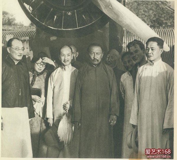 1934年7月，第九世班禅曲吉尼玛（前排居中着深色长袍者）乘机飞往北平。送行人员中有戴季陶（前排左三）、汪精卫（前排右一）等民国政要。