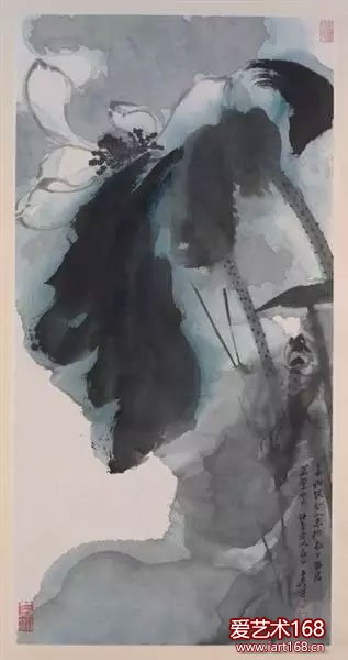 张大千《莲》，1965，张大千（1899－1983）晚年的泼墨泼彩山水画色彩单纯明丽，画面以冷色调为主，其中又最重石青和石绿，这种色彩是中国画中青绿山水所特有的。