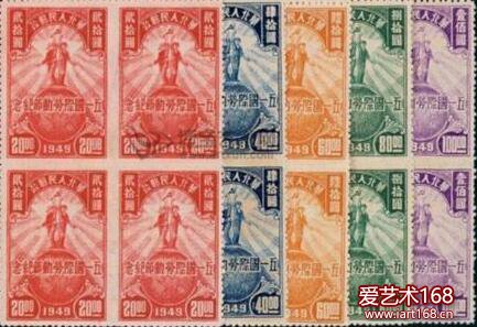 1949.5.30发行的《五一国际劳动节纪念》邮票。新中国成立前，1949年华北人民邮政发行一套《五一国际劳动节纪念》邮票，全套15枚，5种面值，同图不同色，分有齿、无齿及四方连中缝无齿孔3组。主图是站在地球上的工人农民高举铁锤镰刀组成的党徽。由于印刷延误，5月30日发行。